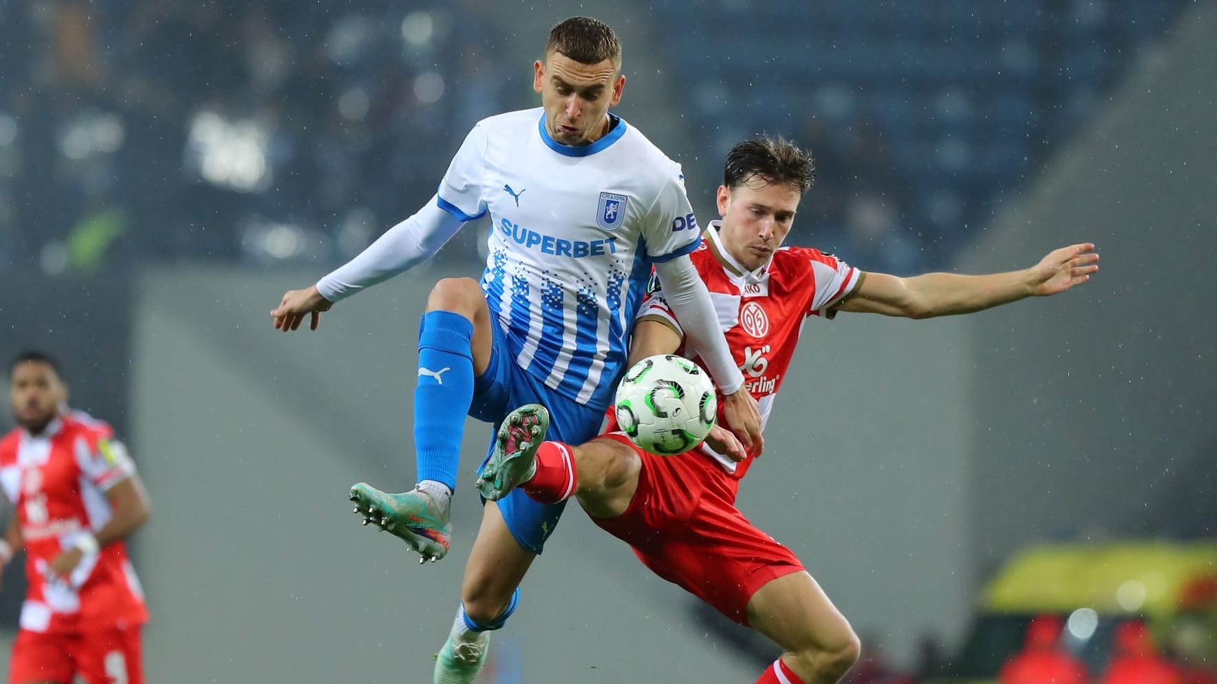 Lost out: Mainz' Böving (r.) against Craiova's Romanchuk.