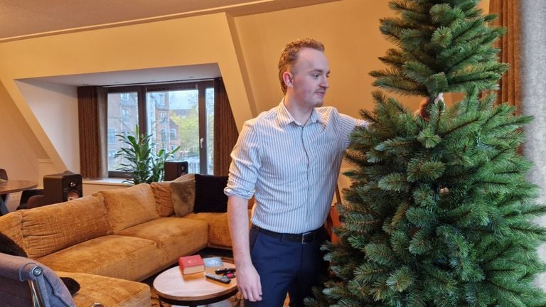 Matt Kanters at the Christmas tree in his apartment in Boekel (photo: Tom Berkers).