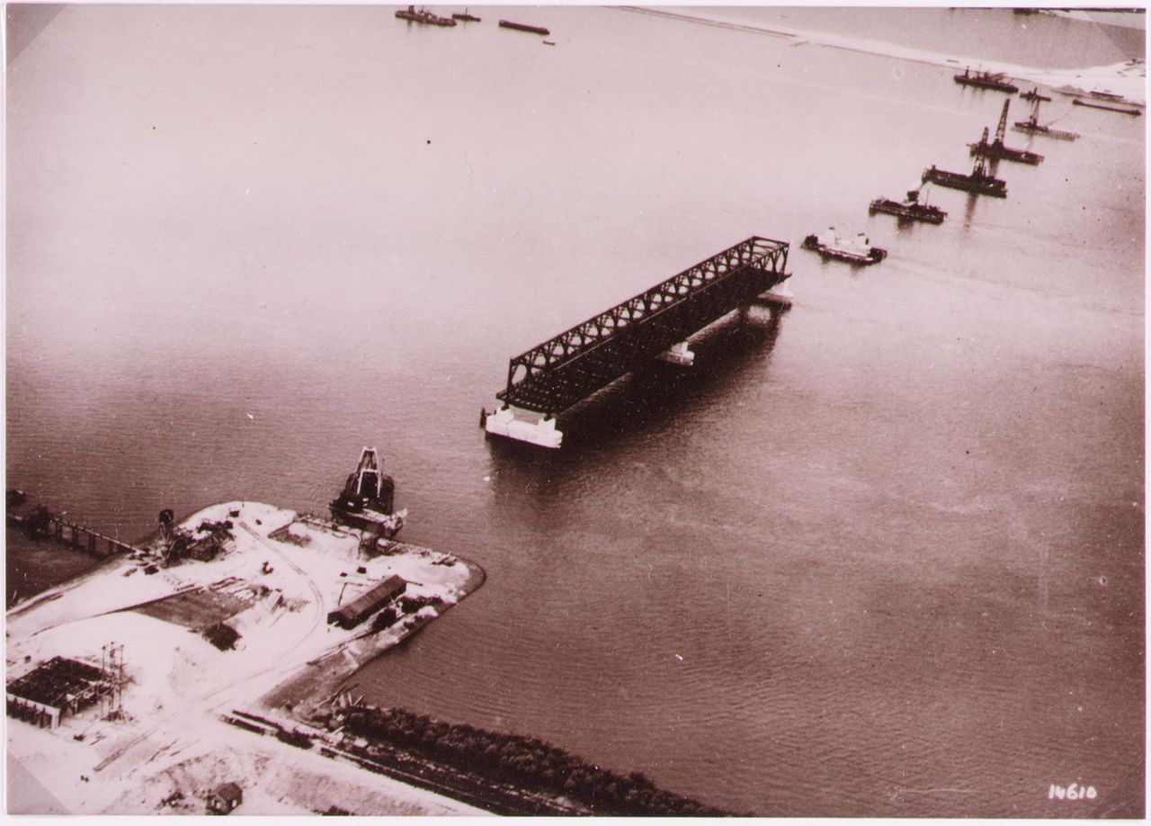 Construction of the Moerdijk traffic bridge (photo: West Brabant Archives