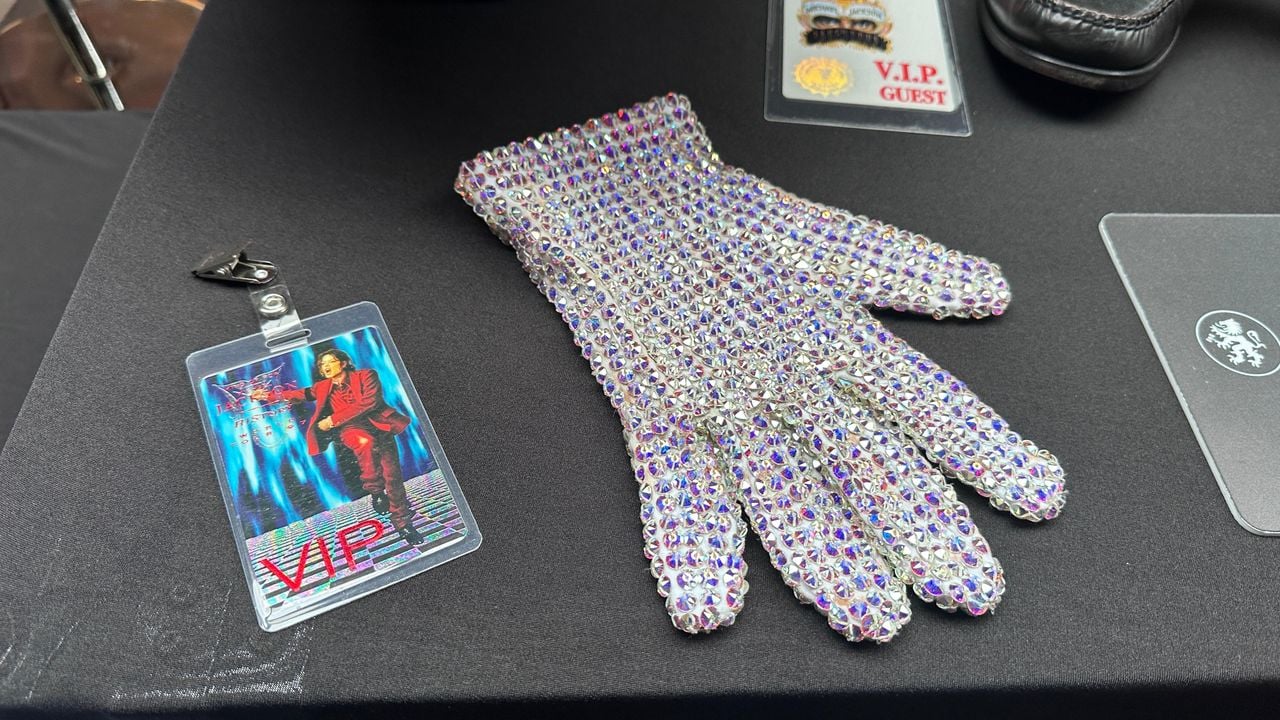 Michael Jackson's diamond glove (photo: Pieter Soethout).