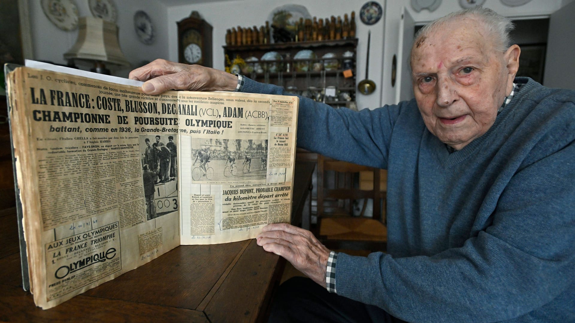 Charles Coste with an article about his Olympic victory: The Frenchman died at the age of 101.