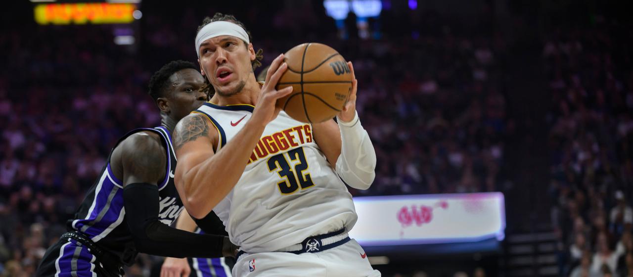 Dennis Schröder (l.) in a duel with Aaron Gordon (r.)