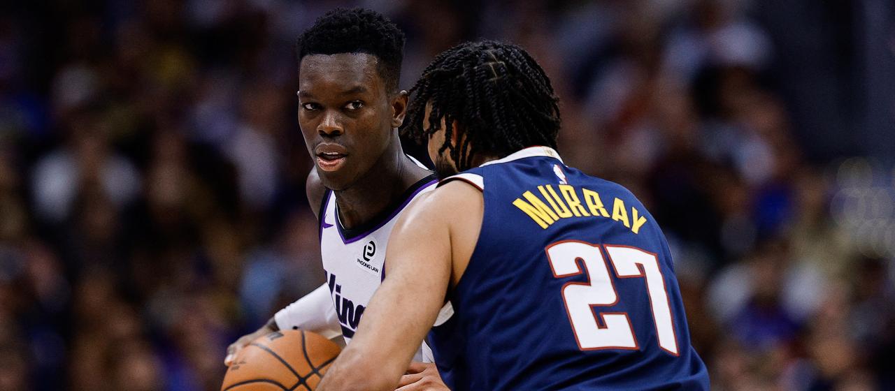 Dennis Schröder (l.) against Jamal Murray 