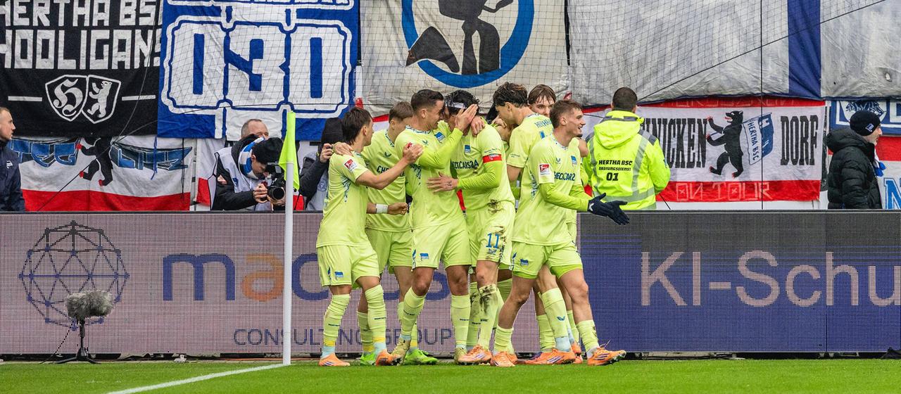 The Hertha BSC players celebrate Kownacki's goal