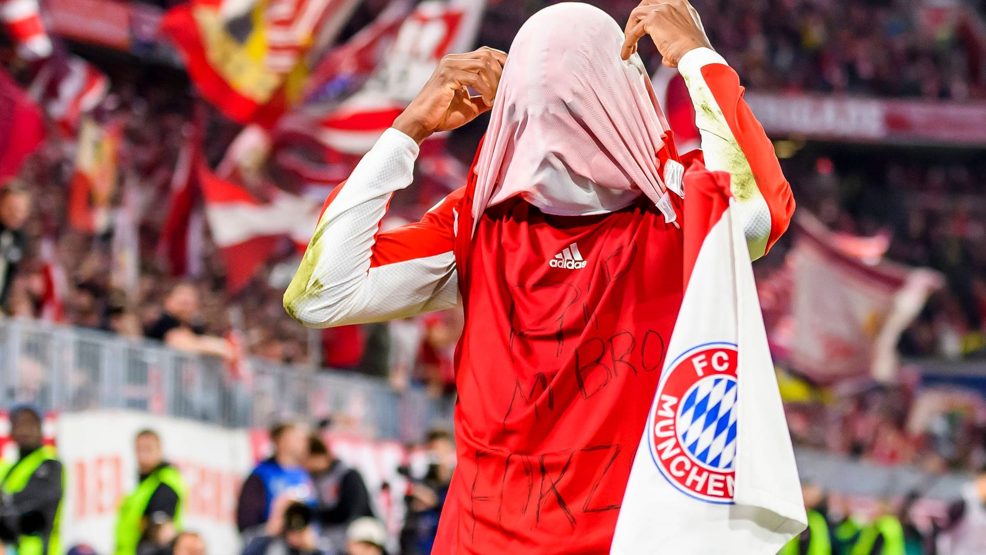 Nicolas Jackson celebrating the goal: His message has a sad background.
