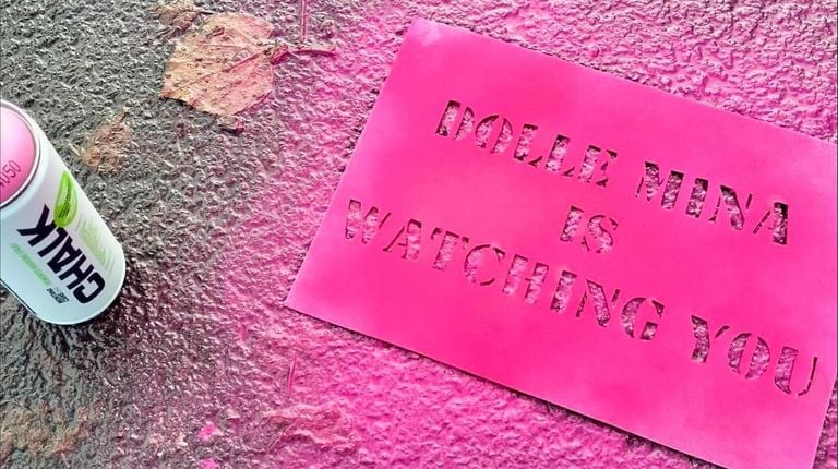 The women used a spray can of sidewalk chalk (photo: Dolle Mina's).