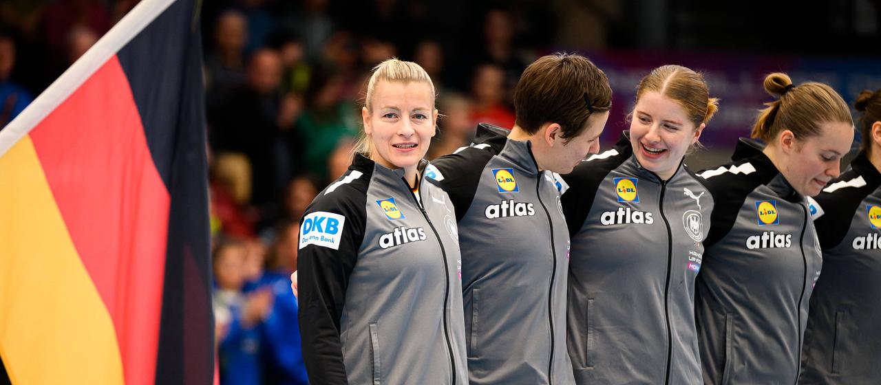 DHB captain Antje Döll next to Alina Grijseels and Nina Engel