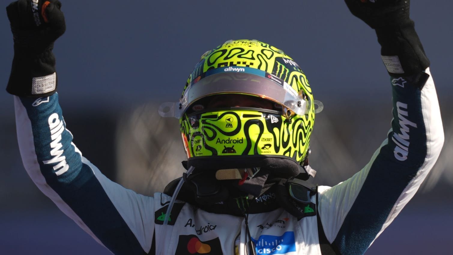 Important points in the title race: Lando Norris raises his fists after his triumph in Mexico City.