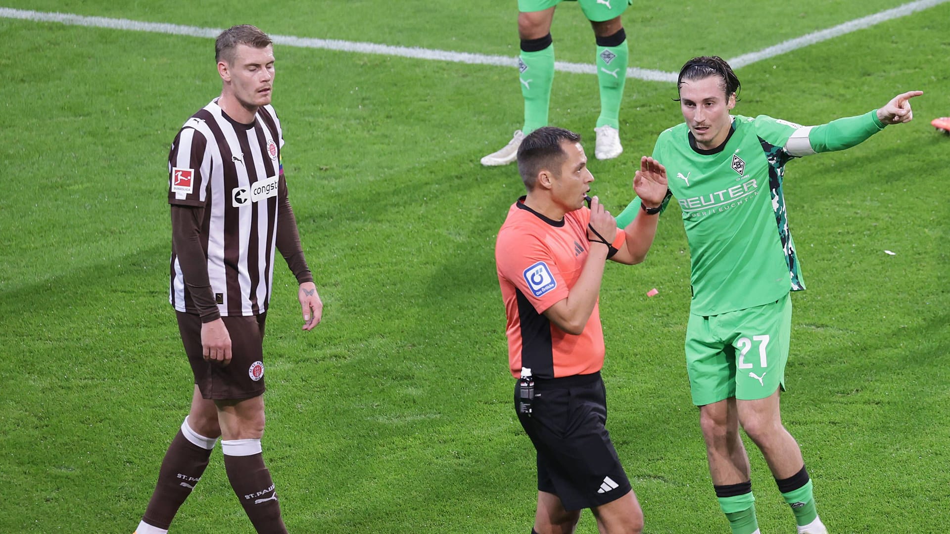 Referee Robert Hartmann at the game in St. Pauli: His team had a little more work.