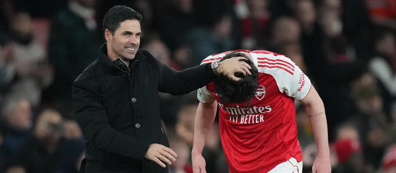 Arsenal coach Mikel Arteta (l.) with his player Declan Rice
