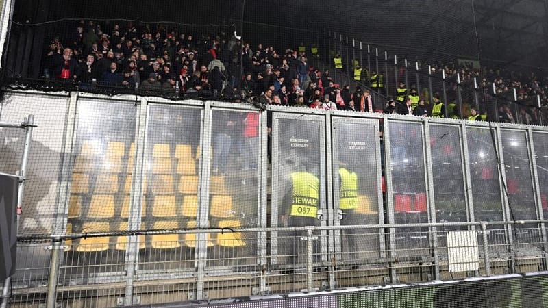 Not completely filled: The Stuttgart block at the away game in Deventer.