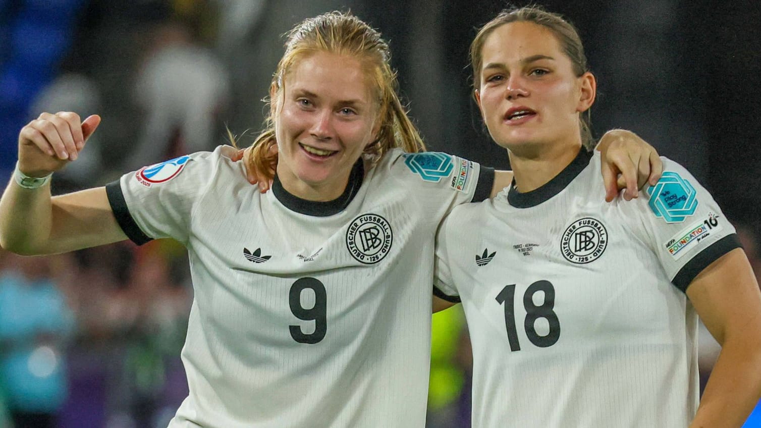 Giovanna Hoffmann (r.) next to Sjoeke Nüsken: The German striker has a legal career in mind.