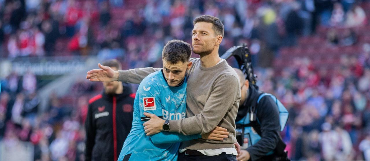 Florian Wirtz (l.) and Xabi Alonso (r.) hug each other