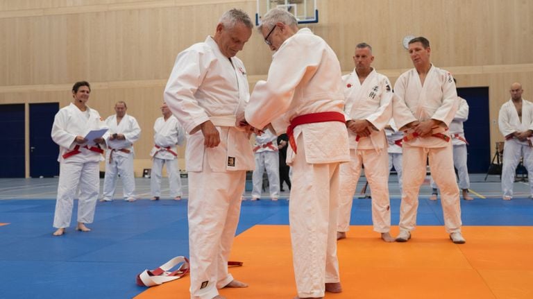 René Lange receives the belt from his role model Wim van Vorstenbos (photo: Bram Geurts).