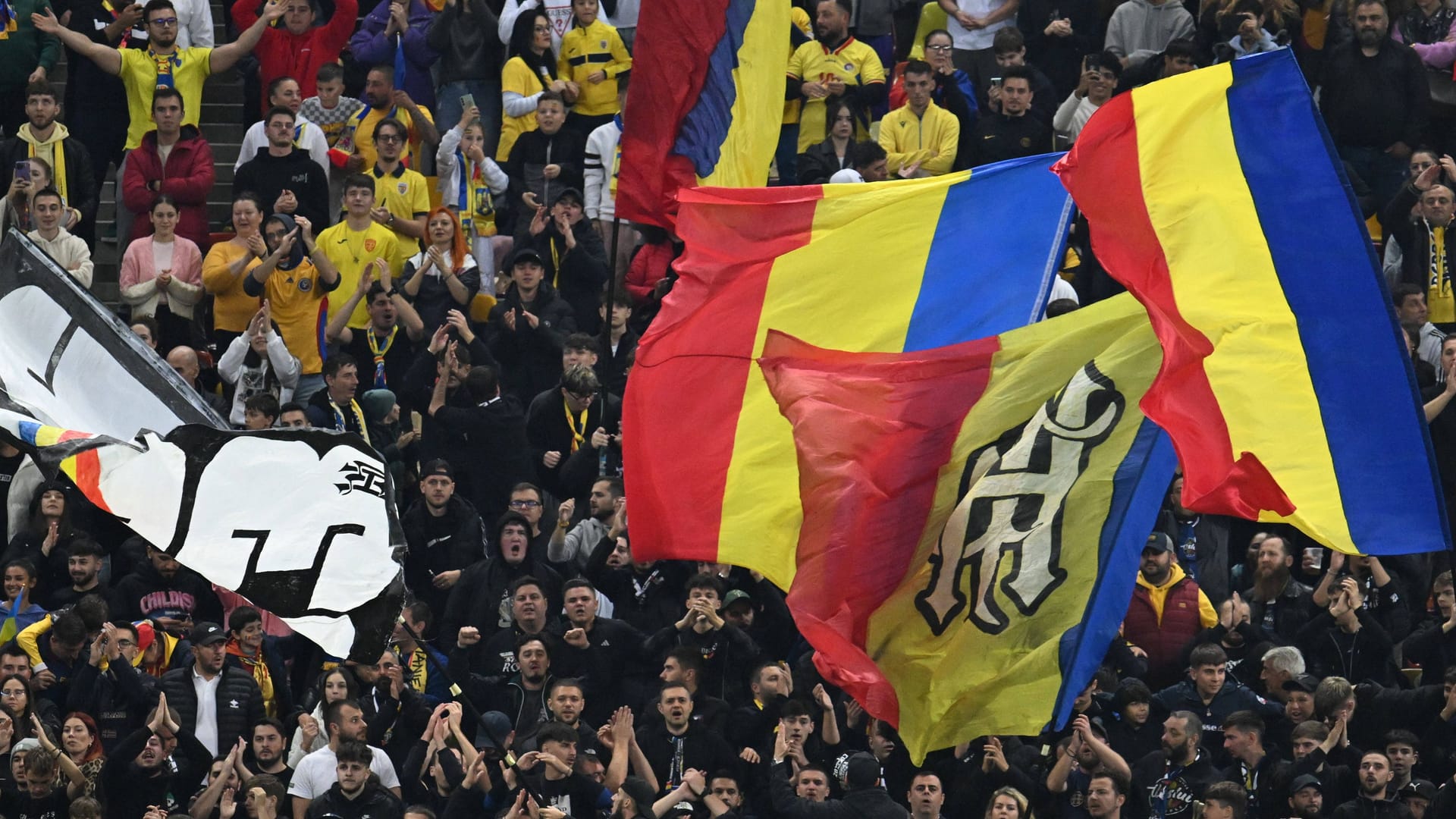 "Tricolor"-Flags at an international match for Romania: The country has now made a controversial decision.