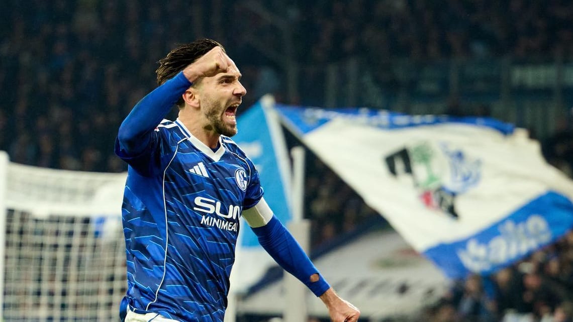 Kenan Karaman celebrates: The captain scored for FC Schalke 04.
