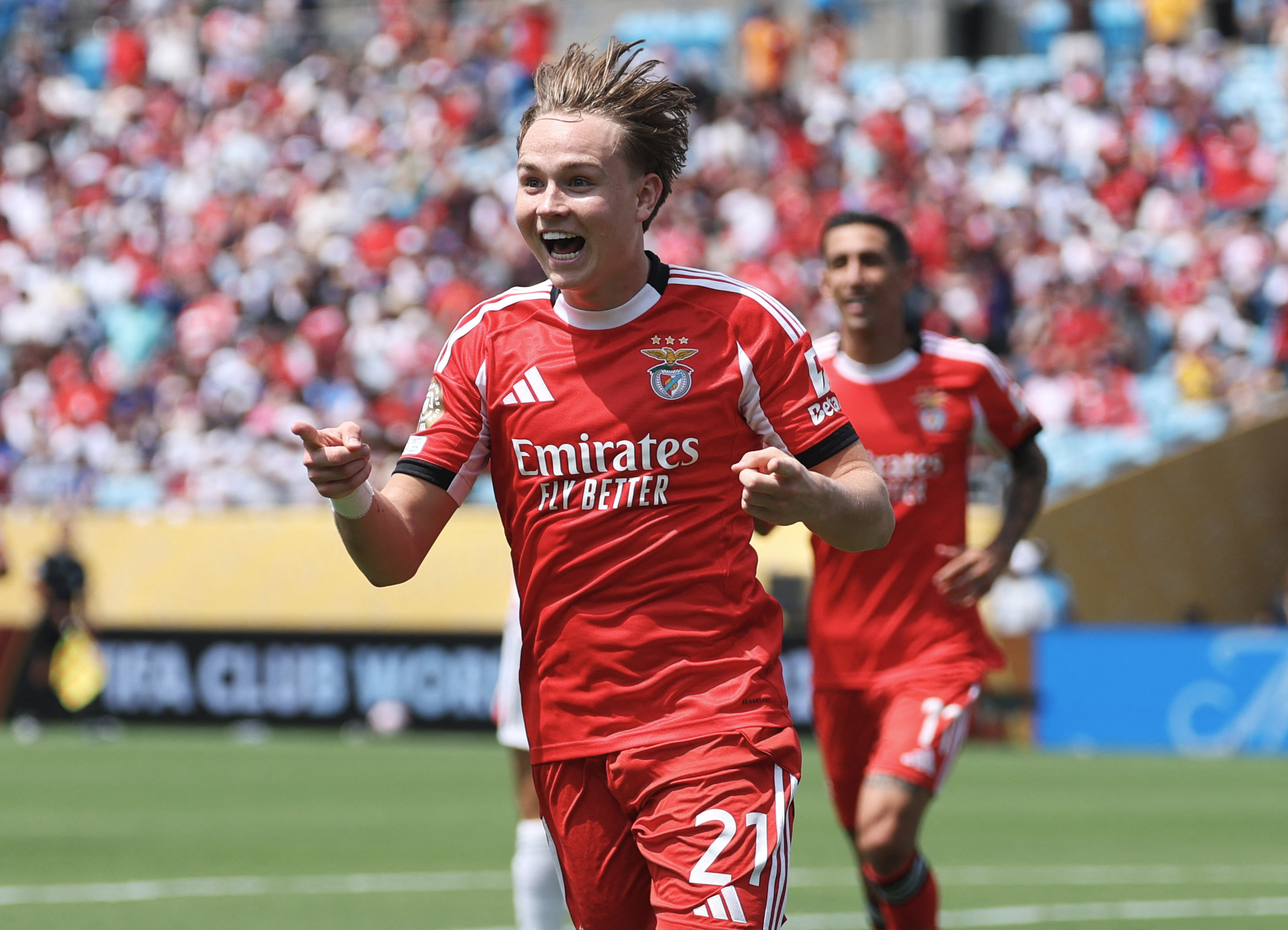CHARLOTTE, NORTH CAROLINA - JUNE 24: Andreas Schjelderup #21 of SL Benfica celebrates scoring his team's first goal during the FIFA Club World Cup 2025 group C match between SL Benfica and FC Bayern München at Bank of America Stadium on June 24, 2025 in Charlotte, North Carolina. Kevin C. Cox/Getty Images/AFP (Photo by Kevin C. Cox / GETTY IMAGES NORTH AMERICA / Getty Images via AFP)