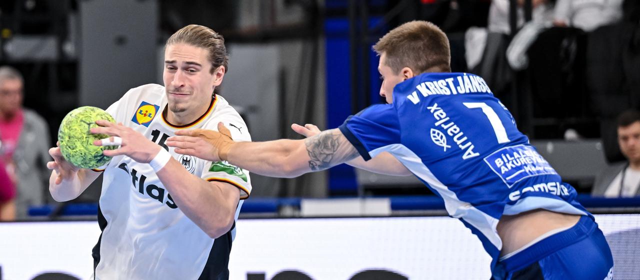 Juri Knorr (l.) in a duel with Viggo Kristjansson (r.)
