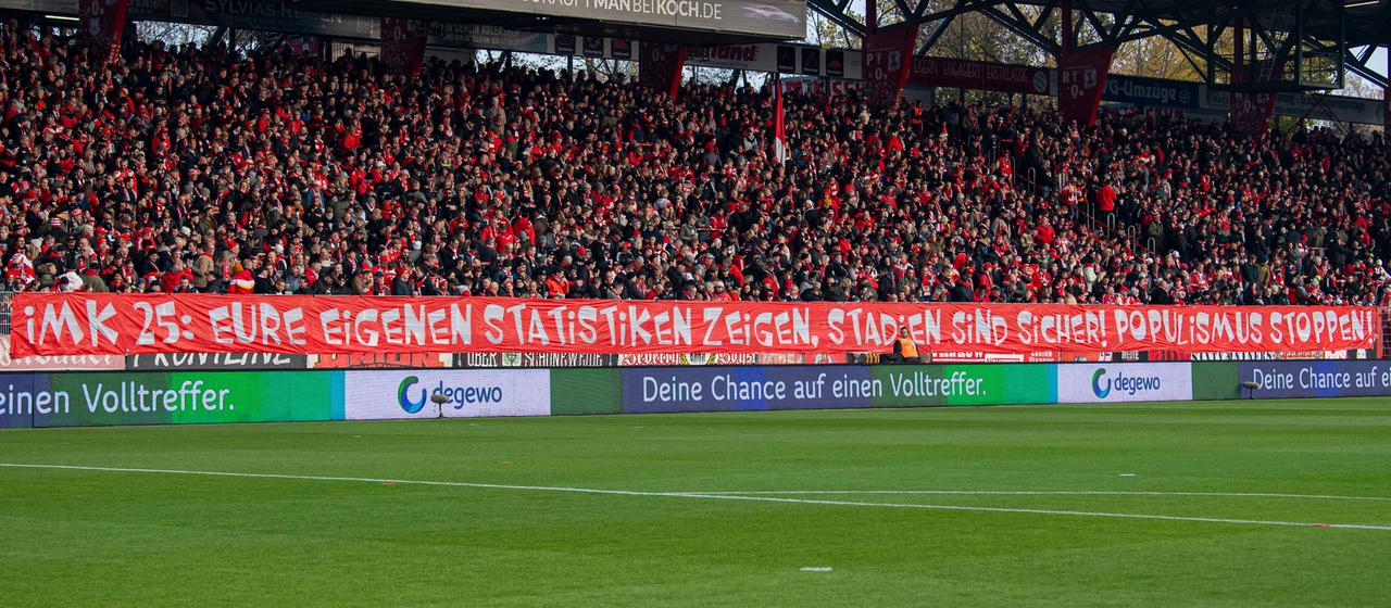 Banner at Union Berlin: "IMK 25: Your own statistics show: The stadiums are safe. Stop populism!"