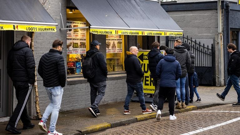Long lines in front of fireworks shops in Baarle-Hertog (photo: ANP).
