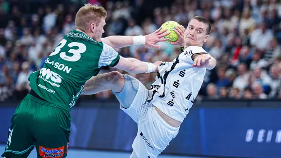   Elias Ellefsen a Skipagotu (r.) from THW Kiel in a duel with Ýmir Örn Gíslason from FA Göppingen 