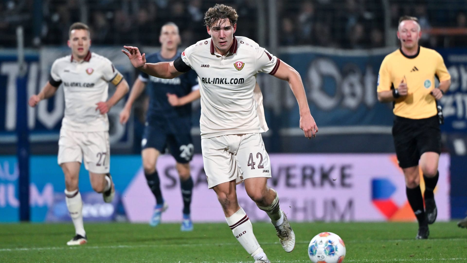 Friedrich Müller on the ball: The 19-year-old made his first appearance for the Dresden second division professionals against Bochum.