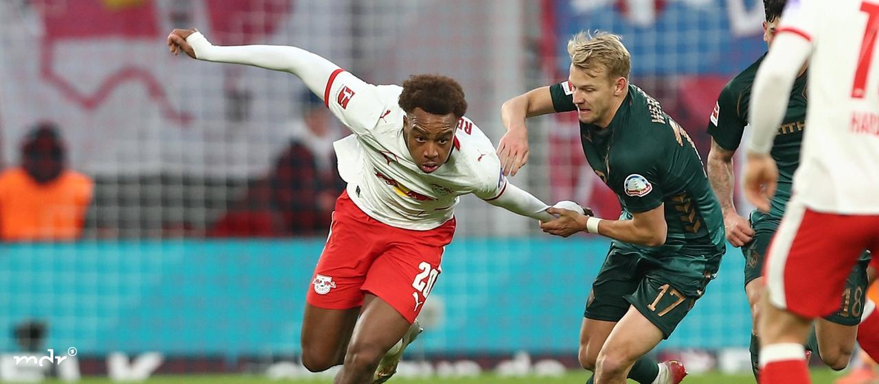 Soccer 1st Bundesliga, RB Leipzig - SV Werder Bremen emspor, from left Assan Ouedraogo (Leipzig, 20), Marco Gruell (Grüll, Bremen, 17)