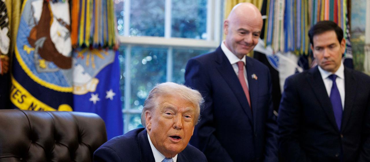 Gianni Infantino (m.) visiting Donald Trump (l.) in the White House