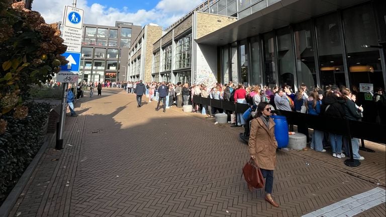 The long line at the music venue (Photo: Omroep Brabant).