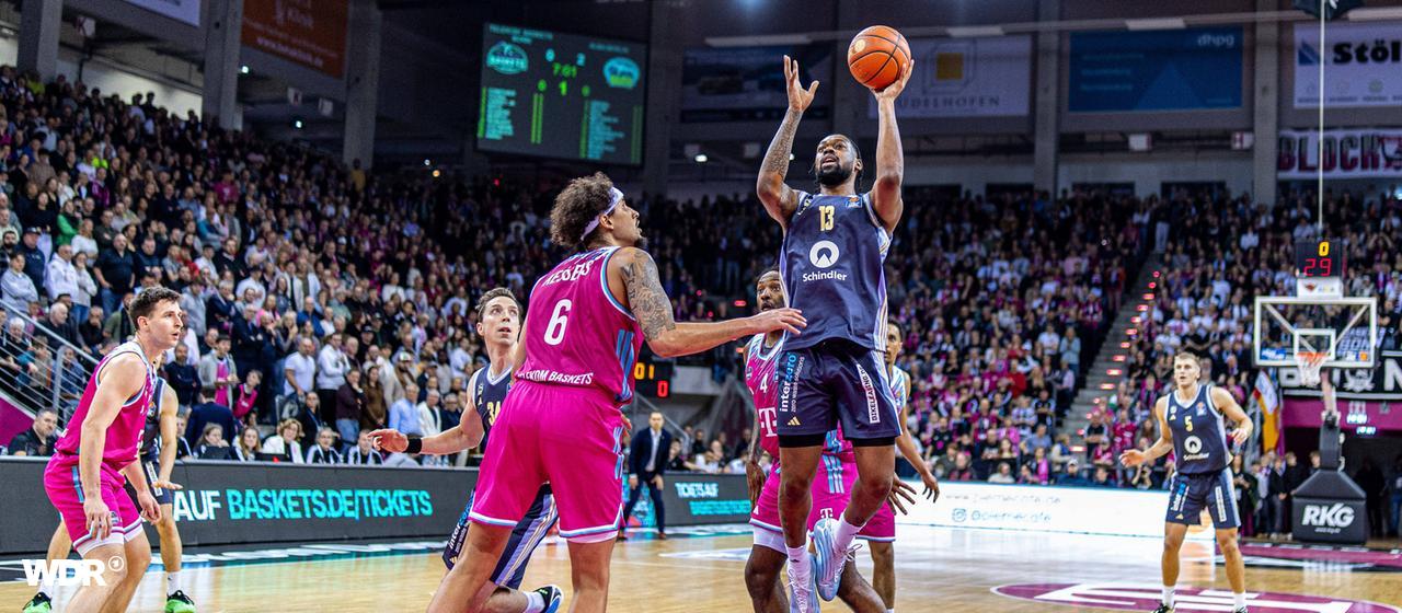 J`Wan Robert from Alba Berlin throws to the basket.