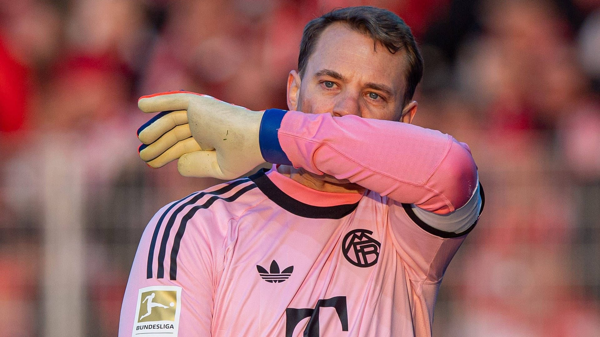 Manuel Neuer: A Berlin shot slipped through.