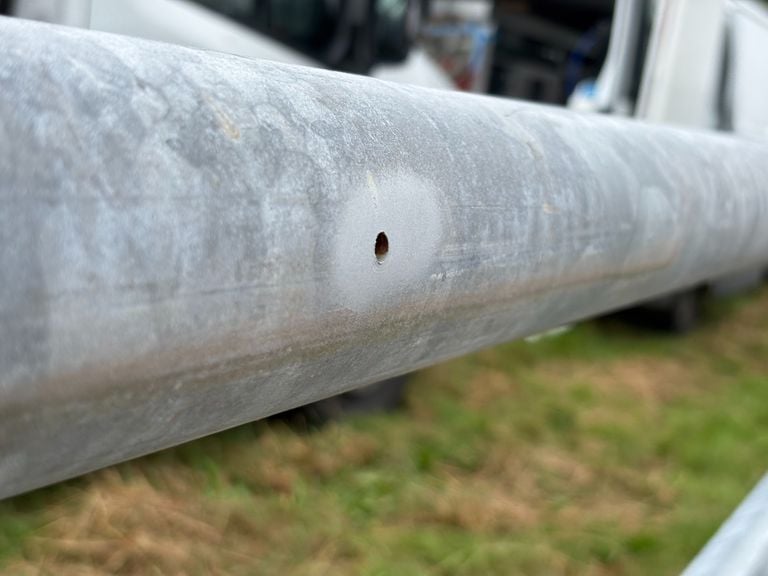 There are small holes in the guardrail (photo: Raymond Merkx).