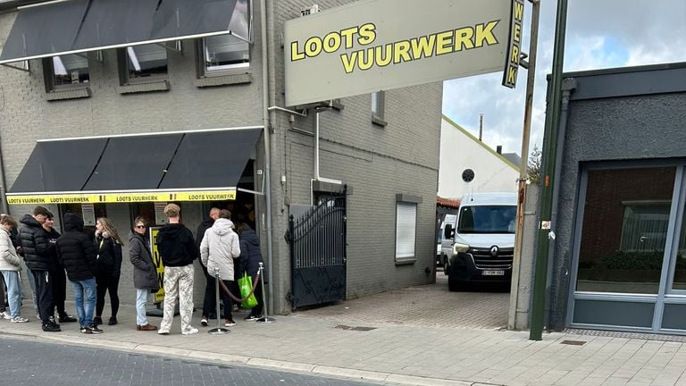 Vans release fireworks in Kapelstraat (photo: editors).