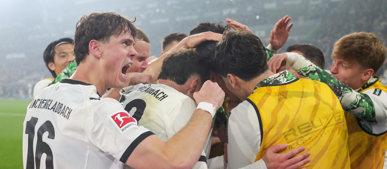 The Borussia Mönchengladbach players around Philipp Sander (l.) celebrate a goal in the game against Cologne