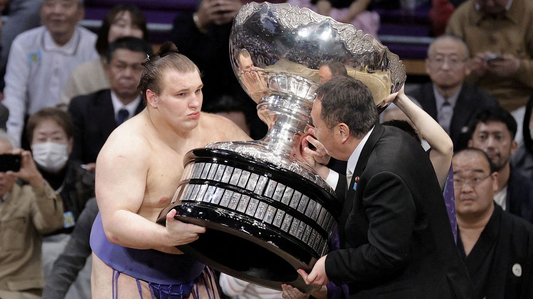 Danylo Yavhusishyn: He competes under the name Aonishiki Arata.