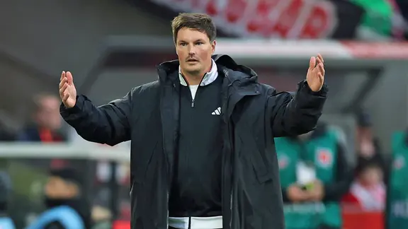 Hamburg's coach Merlin Polzin