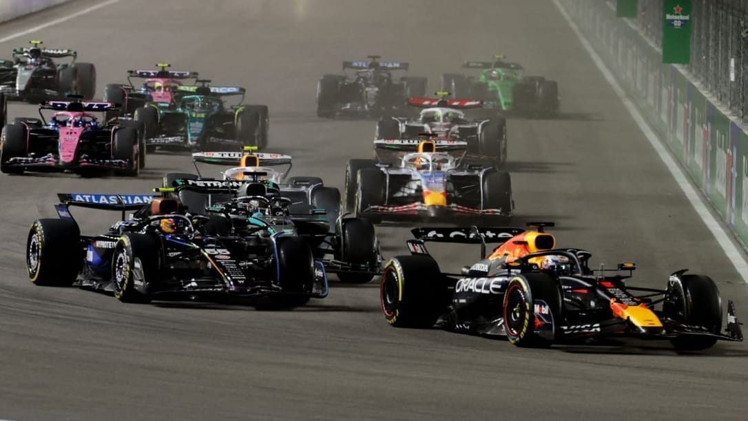 Scene at the start in Las Vegas: Max Verstappen (r.) immediately secures first place.