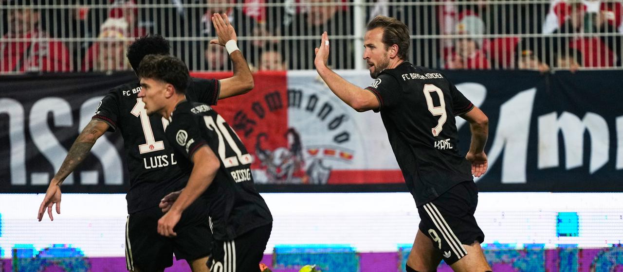Harry Kane high-fives Luis Diaz