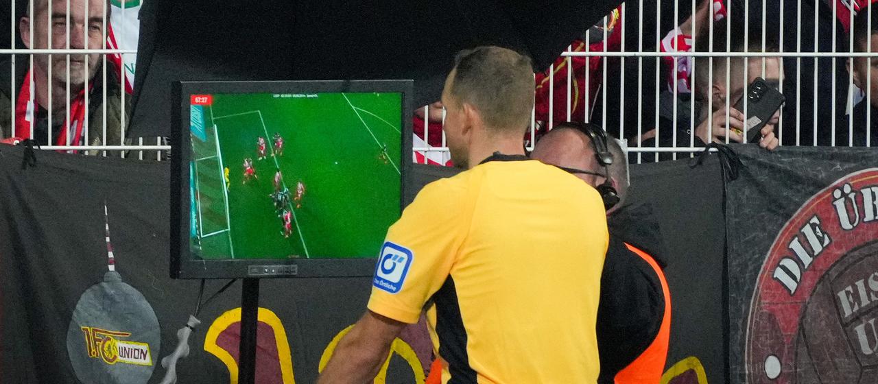 Referee Sören Storks on the VAR monitor