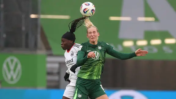 Camilla Küver (r.) from VfL Wolfsburg in a duel with Nicole Anyomi from Eintracht Frankfurt 