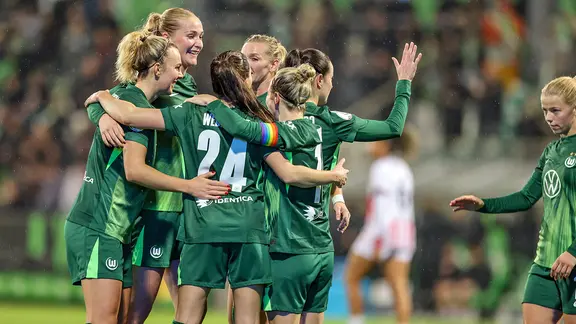 Game scene Wolfsburg against Freiburg: VfL players cheer.