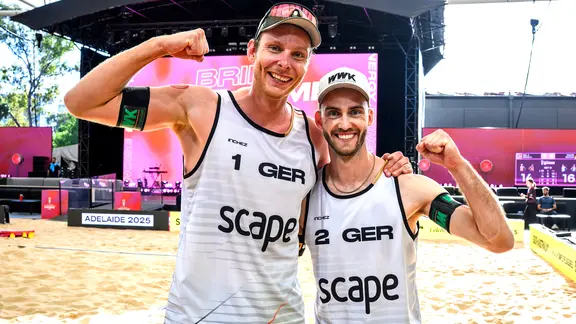 Cheers from Nils Ehlers (l.) and Clemens Wickler