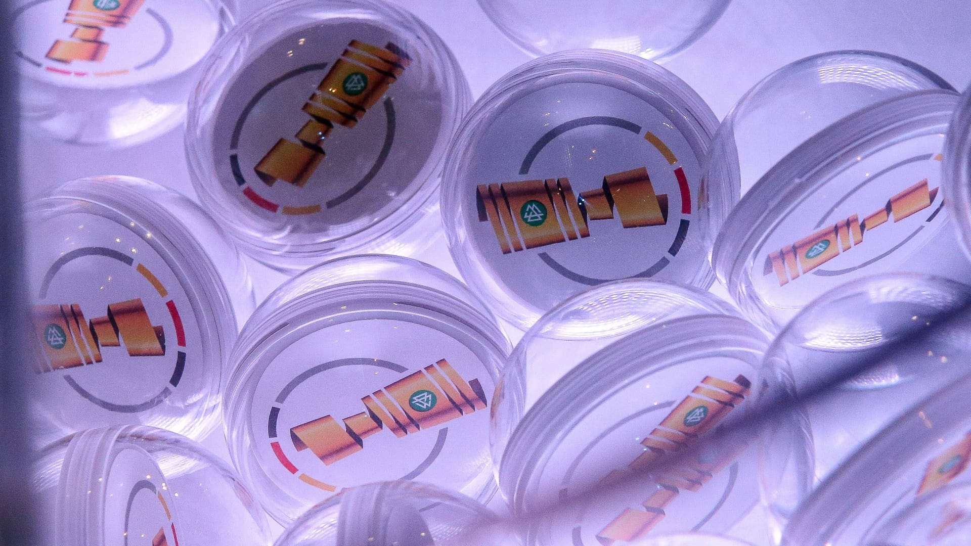 The lottery balls for the DFB Cup: 16 teams are still in the race for the title.