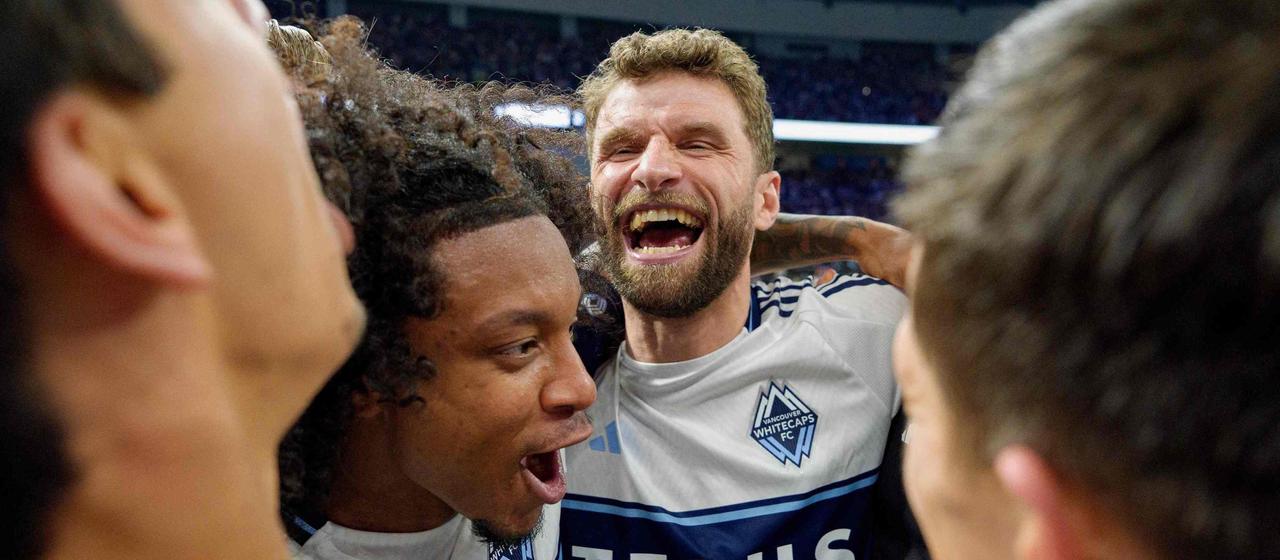 Thomas Müller celebrates with his teammates about reaching the semi-finals