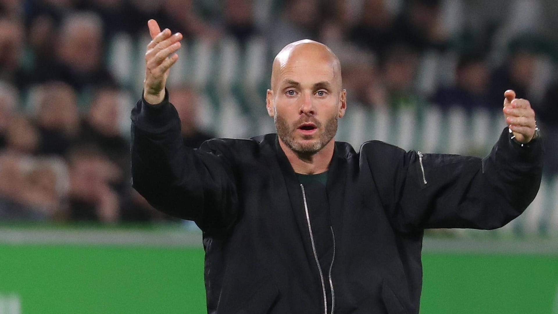 Paul Simonis: The Wolfsburg coach's chair wobbles a lot.