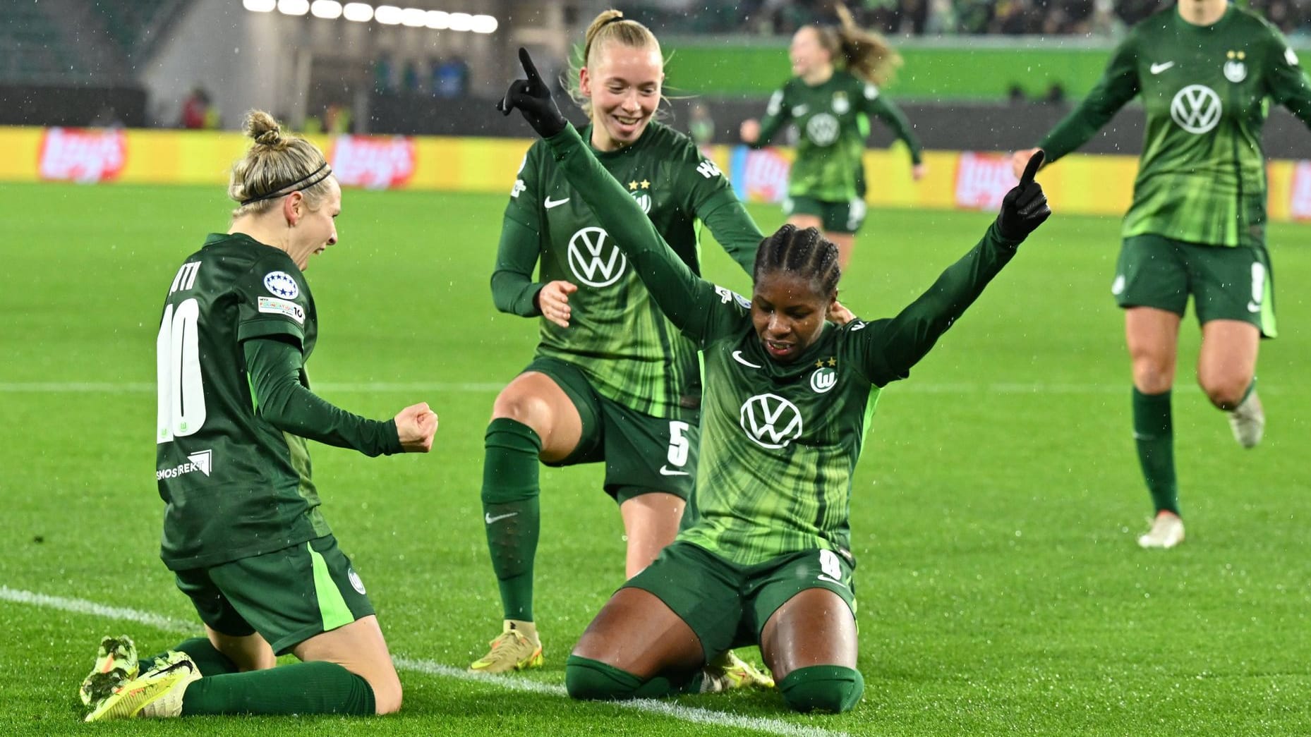 Celebrations for Lineth Beerensteyn (front right): She scored twice against Manchester United.