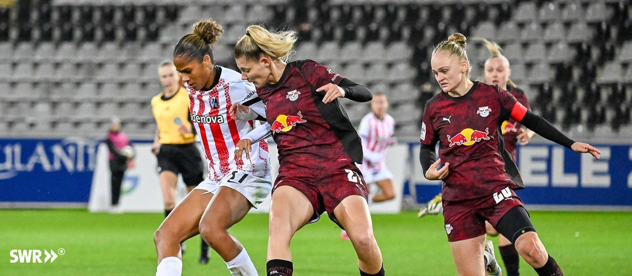 Aurelie Csillag (SC Freiburg Women) shields the ball from Julia Landenberger (RB Leipzig).