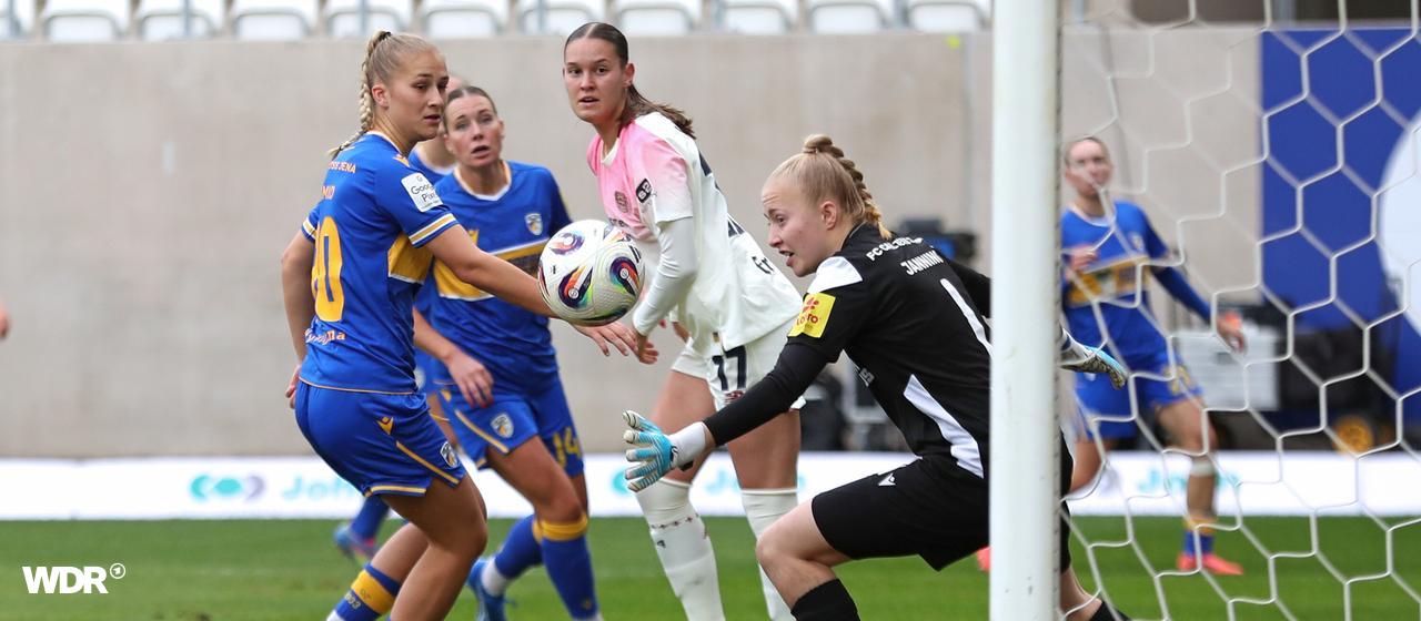 The scene of Leverkusen's lead: Jenas Steffi Schmid (l.) directs the ball into her own goal.