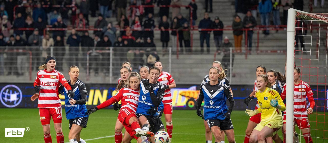 Union (in red) in the game against Hamburger SV (imago images/Matthias Koch)