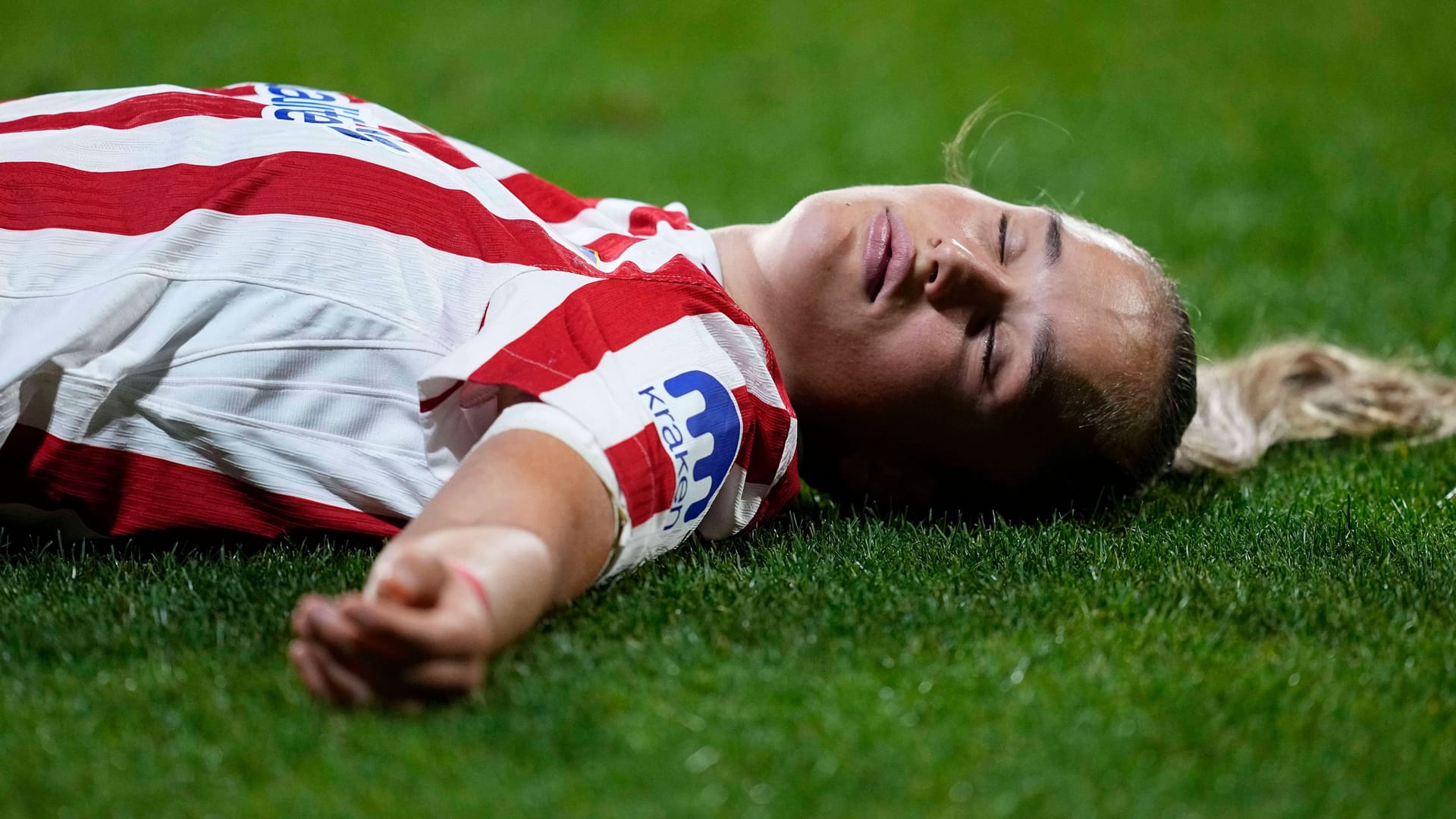 Andrea Medina: The defender received a painful hit to the head.